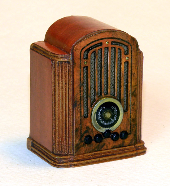 Dollhouse Miniature Antique Radio in Mahogany ~ D0272 